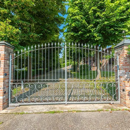 Cornelia , Entire With Private Pool فيلة Corneliano d'Alba